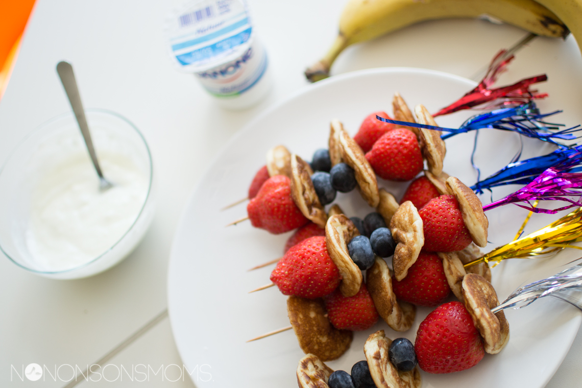 lunchidee - spiesjes met fruit, poffertjes en yoghurtdip